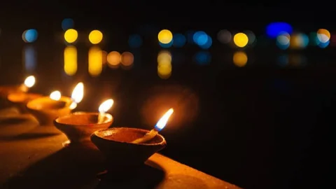Diwali 2025: 71 साल बाद बन रहे पांच महासंयोग, जानें लक्ष्मी पूजन का शुभ मुहूर्त, राशि अनुसार खरीदें ये चीजें