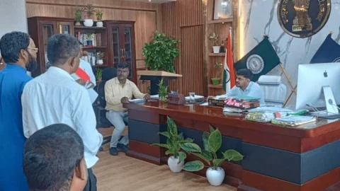 धनबाद: जनता दरबार में आमजनों की समस्याओं से अवगत हुए डीसी, अफसरों को दिए शीघ्र निष्पादन के निर्देश