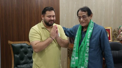 Bihar Elections 2025: बिहार में BJP को बड़ा झटका! पूर्व MLC रामकुमार सिंह और पुत्र डॉ. विनायक गौतम RJD में शामिल
