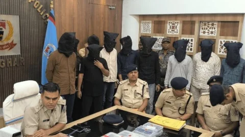 देवघर एचडीएफसी बैंक डकैती कांड का खुलासा, 11 अपराधी गिरफ्तार, हथियार और 5.50 लाख कैश बरामद