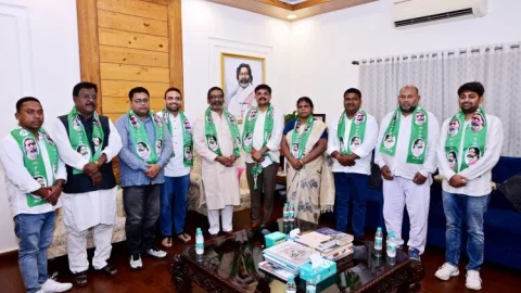 Jharkhand: घाटशिला उपचुनाव के बीच BJP को झटका, पूर्व जिलाध्यक्ष सौरव चक्रवर्ती समेत कई नेता JMM में शामिल