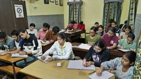 Dhanbad: झरिया में ‘वैज्ञानिक चिंतन – वैश्विक सौहार्द की राह’ पर निबंध प्रतियोगिता, युवाओं ने विज्ञान को जोड़ा जीवन से