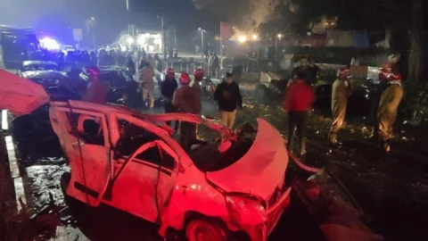 Delhi Blast : लाल किले के पास कार में जोरदार धमाका, 8 की मौत, 30 से ज्यादा गाड़ियां खाक; पूरी दिल्ली में हाई अलर्ट