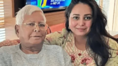RJD में ‘महाभारत’! रोहिणी आचार्य ने छोड़ा परिवार-राजनीति, संजय यादव–रमीज पर लगाये विस्फोटक आरोप