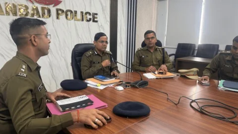 धनबाद में लॉ एंड ऑडर्र को ले  हाई-लेवल मीटिंग, IG ने क्राइम कंट्रोल में पुलिस की सक्रियता को सराहा