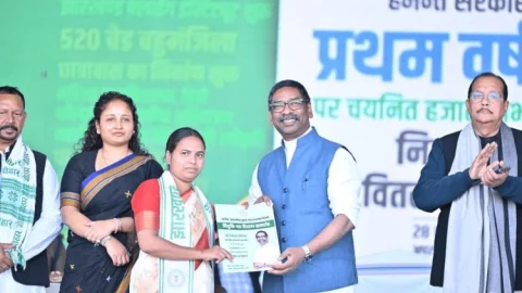 झारखंड : हेमंत सरकार के एक साल पर हजारों युवाओं को नौकरी का तोहफ़ा, 8792 को मिला नियुक्ति पत्र
