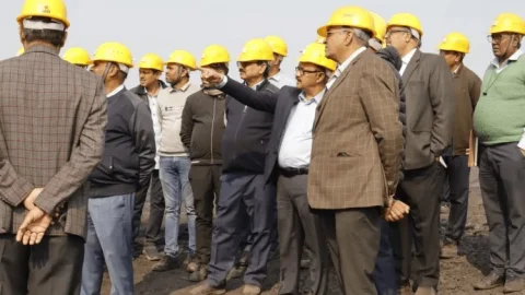 BCCL News: कुसुंडा एना कोलियरी का सीएमडी मनोज अग्रवाल ने किया निरीक्षण, उत्पादन बढ़ाने और सुरक्षा पर दिया जोर