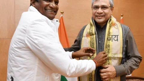 गोमो को मिल सकती है वंदे भारत की सौगात: सांसद ढुलू महतो के प्रयास रंग लाए, रेल मंत्रालय ने दिया आश्वासन