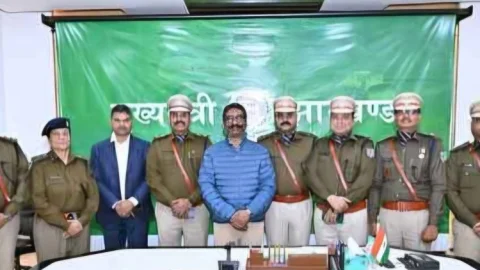 झारखंड पुलिस को बड़ी सौगात: IPS रैंक में पदोन्नत छह अधिकारियों को CM हेमंत सोरेन ने पहनाया बैज