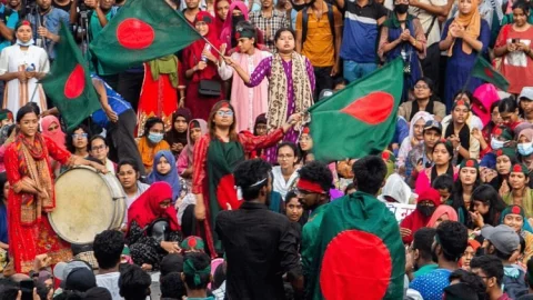 बांग्लादेश में फिर हिंदू को जिंदा जलाने की कोशिश: भीड़ ने चाकुओं से गोदा, पेट्रोल डालकर लगाई आग