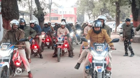 धनबाद में अपराधियों पर सख्ती का अलर्ट! सिटी हॉक्स का फ्लैग मार्च, पुलिस ने दिया साफ संदेश