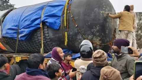 बिहार पहुंचा दुनिया का सबसे बड़ा शिवलिंग, गोपालगंज में हुआ भव्य स्वागत; विराट रामायण मंदिर में होगा स्थापित