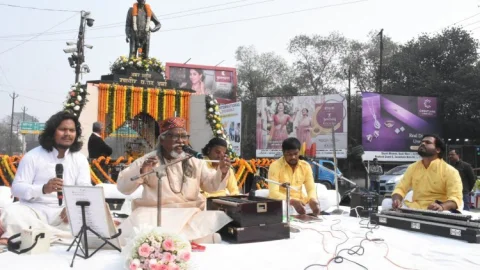 धनबाद: कबीर–सूफी सुरों में शहीद रणधीर वर्मा को श्रद्धांजलि, पद्मश्री भारती बंधु की गायकी ने छू ली आत्मा