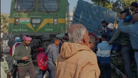 झारखंड : जसीडीह में टला बड़ा रेल हादसा, नावाडीह फाटक पर ट्रक से टकराई गोंडा–आसनसोल एक्सप्रेस