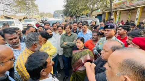 धनबाद : बीसीसीएल अधिकारियों व मजदूरों पर देवप्रभा आउटसोर्सिंग समर्थकों का जानलेवा हमला, 12 घायल
