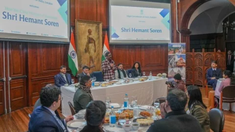 “बस हम बौद्धिक रूप से कमजोर रह गए, उसी को सुधारने का प्रयास” – लंदन में झारखंड के युवाओं से CM हेमंत सोरेन का भावुक संबोधन