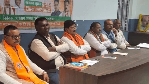 धनबाद भाजपा में मेयर पद को लेकर घमासान, रायशुमारी में 14 दावेदार आमने-सामने, चिरकुंडा में 5 महिला चेहरे मैदान में