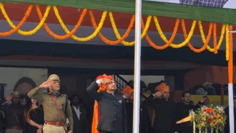 धनबाद में शान से मना गणतंत्र दिवस, रणधीर वर्मा स्टेडियम में उपायुक्त आदित्य रंजन ने फहराया तिरंगा