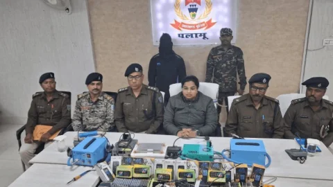 झारखंड: पलामू में अवैध ‘मिनी मोबाइल फैक्ट्री’ का भंडाफोड़, घर में चल रहा था रीफर्बिश्ड फोन का धंधा, दो गिरफ्तार