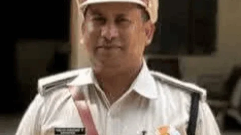 झारखंड: थाने में वर्दी पहनकर ‘कपल डांस’ पड़ा महंगा, हुसैनाबाद थानेदार लाइन क्लोज