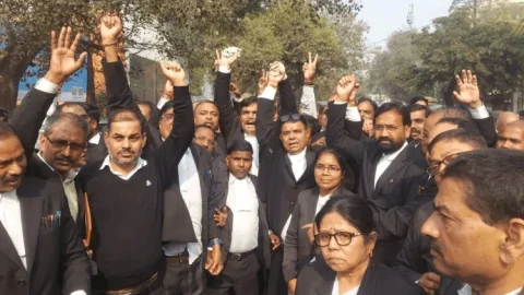धनबाद: अधिवक्ताओं का अनिश्चितकालीन न्यायिक कार्य बहिष्कार  आज से , सदर अस्पताल गेट की बाउंड्री वॉल से विवाद