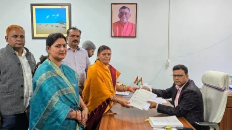 धनबाद निकाय चुनाव 2026: महापौर पद के लिए इंदु देवी व अखिलेश्वर महतो ने किया नामांकन