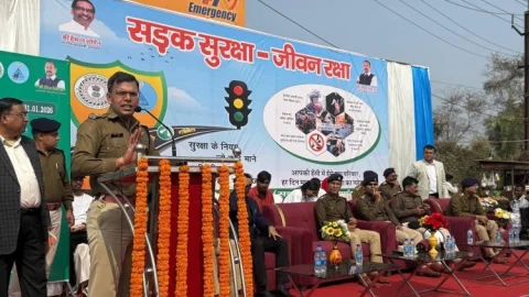 धनबाद: मेमको मोड़ बना सड़क सुरक्षा का जीवंत मंच, नियम तोड़ने वालों को सज़ा नहीं—पुलिस ने समझाया जिंदगी का मोल