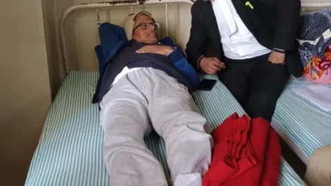 उत्तर प्रदेश: देवरिया जेल में बंद पूर्व IPS अमिताभ ठाकुर की तबीयत बिगड़ी, मेडिकल कॉलेज में भर्ती
