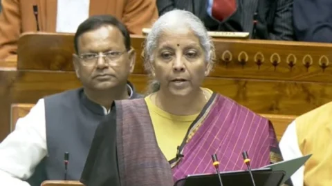 Budget 2026: इनकम टैक्स में राहत नहीं, लेकिन इलाज और इंफ्रास्ट्रक्चर पर बड़ा दांव — कैंसर की 17 दवाएं ड्यूटी फ्री