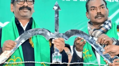 JMM का 47वां स्थापना दिवस: हेमंत सोरेन का केंद्र पर हमला, बोले– हमें कमजोर या भोला समझने की भूल न करे दिल्ली