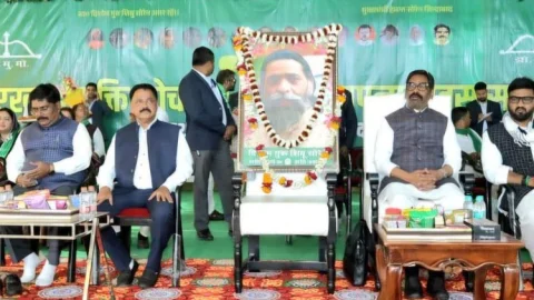 धनबादः झामुमो का 54वां स्थापना दिवस पर सीएम हेमंत सोरेन का बड़ा संदेश: बाहर से आकर बसे लोग भी हैं झारखंडी