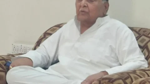 Dhanbad News: 87वें जन्मदिन पर समाजसेवा की मिसाल बने परशुराम सिंह, स्कूली व नेत्रहीन बच्चों को कराया भोजन