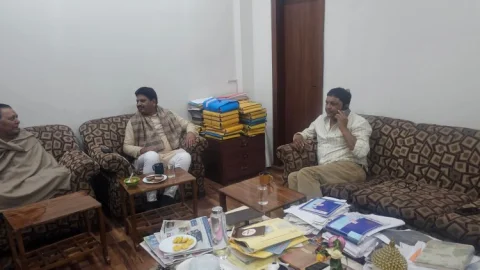 Dhanbad Nigam Chunav 2026: भाजपा समर्थित मेयर उम्मीदवार संजीव अग्रवाल ने लिया परशुराम सिंह का आशीर्वाद