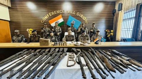 झारखंड:गिरिडीह में नक्सलियों को बड़ा झटका, पारसनाथ पहाड़ी से हथियारों का भारी जखीरा बरामद