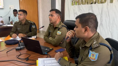 जनवरी में धनबाद पुलिस का दमदार प्रदर्शन, दर्ज मामलों से 100+  का निष्पादन,SSP ने दिए सख्त निर्देश