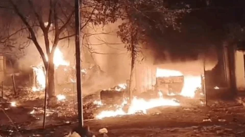धनबाद: सरायढेला के स्टील गेट सब्जी बाजार में भीषण आग, 12 से अधिक दुकानें राख; लाखों का नुकसान