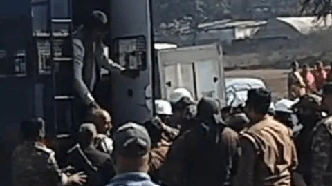 हजारीबाग में धरना दे रहे पूर्व मंत्री योगेंद्र साव और निर्मला देवी पुलिस हिरासत में, कांग्रेस ने लगाये गंभीर आरोपं