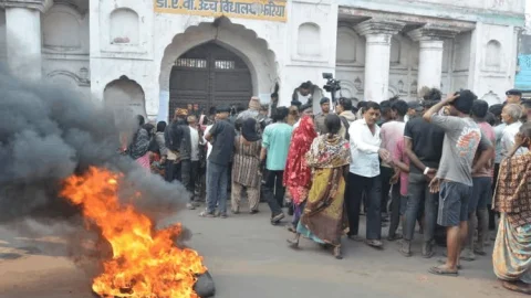 धनबाद: झरिया में दर्दनाक हादसा: अवैध कोयला ट्रक ने 11 साल की मुस्कान को कुचला, गुस्से में सड़कों पर उतरे लोग