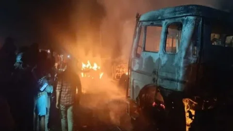 झारखंड: दुमका में खौफनाक हादसा: लाइटर गैस ट्रक में विस्फोट, खलासी जिंदा जला, 4 वाहन राख