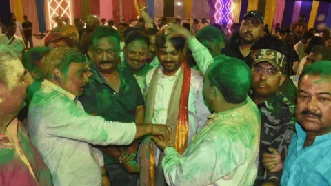 धनबाद: 8.5 साल बाद ‘सिंह मेंशन’ में लौटी होली की धूम, मेयर संजीव सिंह-MLA रागिनी सिंह संग रंगों में डूबा शहर