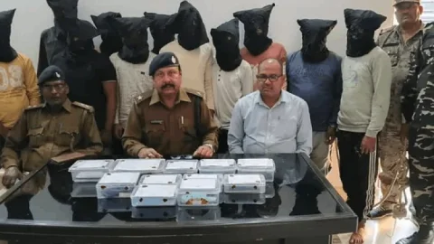 देवघर में साइबर गैंग का पर्दाफाश: जंगल से 11 ठग गिरफ्तार, फर्जी कस्टमर केयर बनकर करते थे लाखों की ठगी