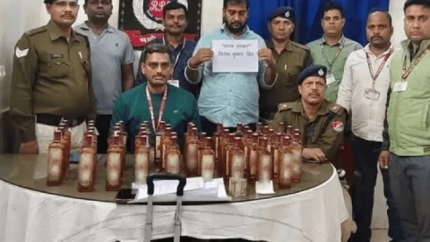 धनबाद स्टेशन पर ट्रेन से शराब तस्करी का खेल फेल, RPF ने 48 बोतलों के साथ आरोपी गिरफ्तार
