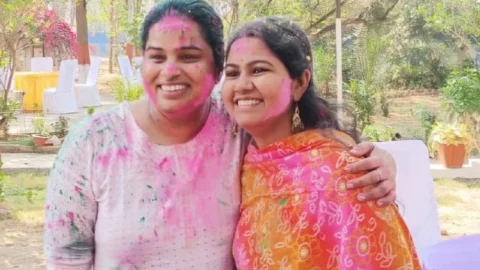झारखंड: पलामू में रंग-गुलाल संग प्रशासन का जलवा, DC-SP ने बजाया झाल-मंजीरा, कर्मचारियों संग झूमे अफसर