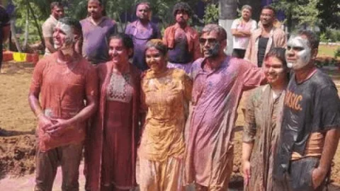 धनबाद में अफसरों की होली: डीसी-एसएसपी आवास पर रंग, ढोल और एकजुटता का संदेश