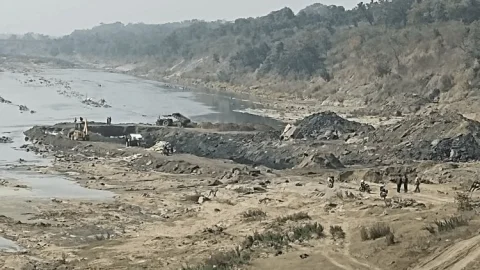 धनबाद में दामोदर नदी किनारे मोहाना बनाकर हो रहा अवैध कोयला खनन, सरयू राय ने उठाये सवाल