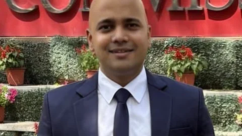 धनबाद का ‘आकाश’ छू गया आसमान: किराना दुकानदार के बेटे ने IPS के बाद हासिल की IAS की मंजिल