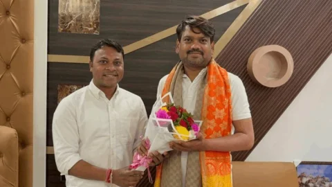 धनबाद की सियासत में नई हलचल: JLKM समर्थित प्रकाश महतो ने सिंह मेंशन पहुंच मेयर संजीव सिंह से की मुलाकात