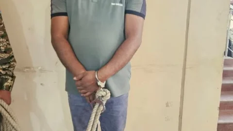 झारखंड: धनबाद में पुलिस की ‘मिडनाइट स्ट्राइक’, गैंगस्टर प्रिंस खान के करीबी गुर्गे दिलीप सिंह को दबोचा