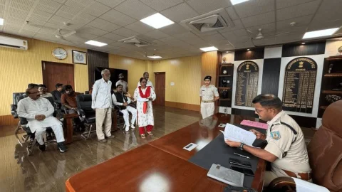 धनबाद में SSP प्रभात कुमार का जनता दरबार: जमीन विवाद, ठगी और मारपीट की शिकायतों पर तुरंत कार्रवाई के निर्देश