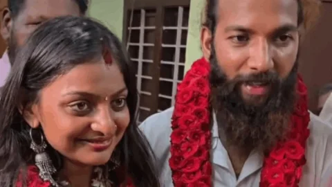 महाकुंभ की ‘वायरल गर्ल’ मोनालिसा ने मुस्लिम बॉयफ्रेंड फरमान खान से की शादी, मंदिर में लिए आशीर्वाद
